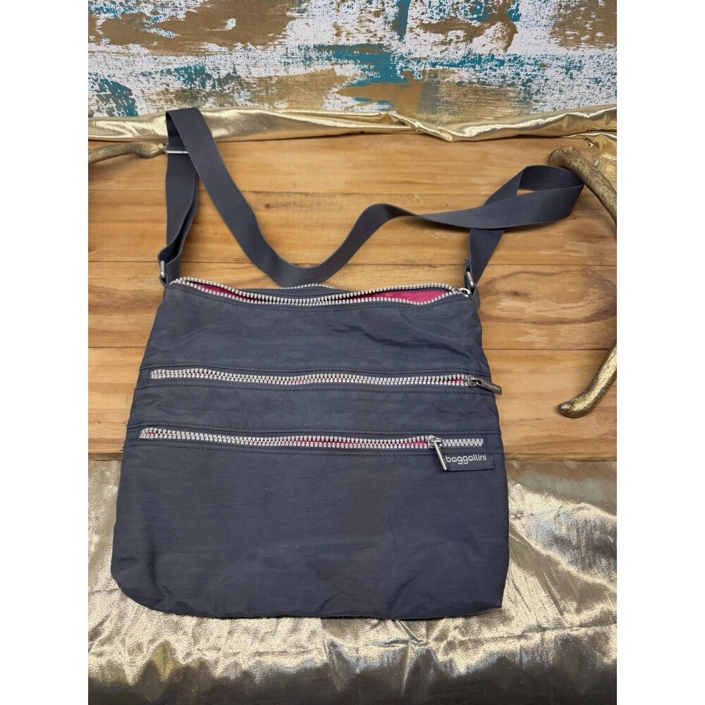 Baggallini Nylon Gray Crossbody Messenger Zippers Pockets. Pink Lining
